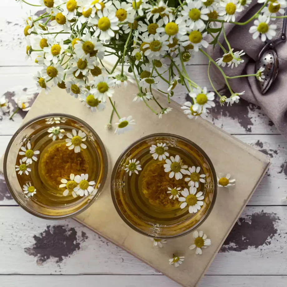 chamomile-tea-cups-flat-lay
