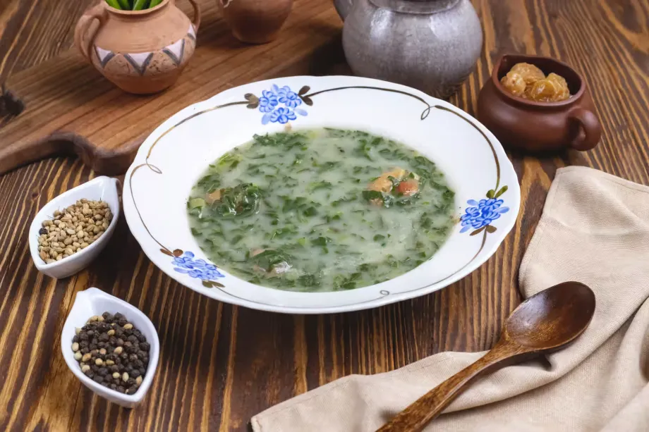 green-soup-spinach-onion-spices-side-view